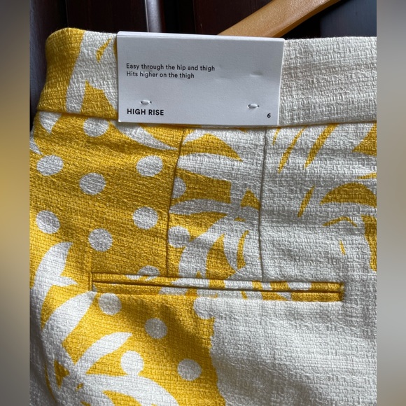 Ann Taylor high waisted shorts. Pineapple print on bright yellow. New. Size 6. - Picture 4 of 5